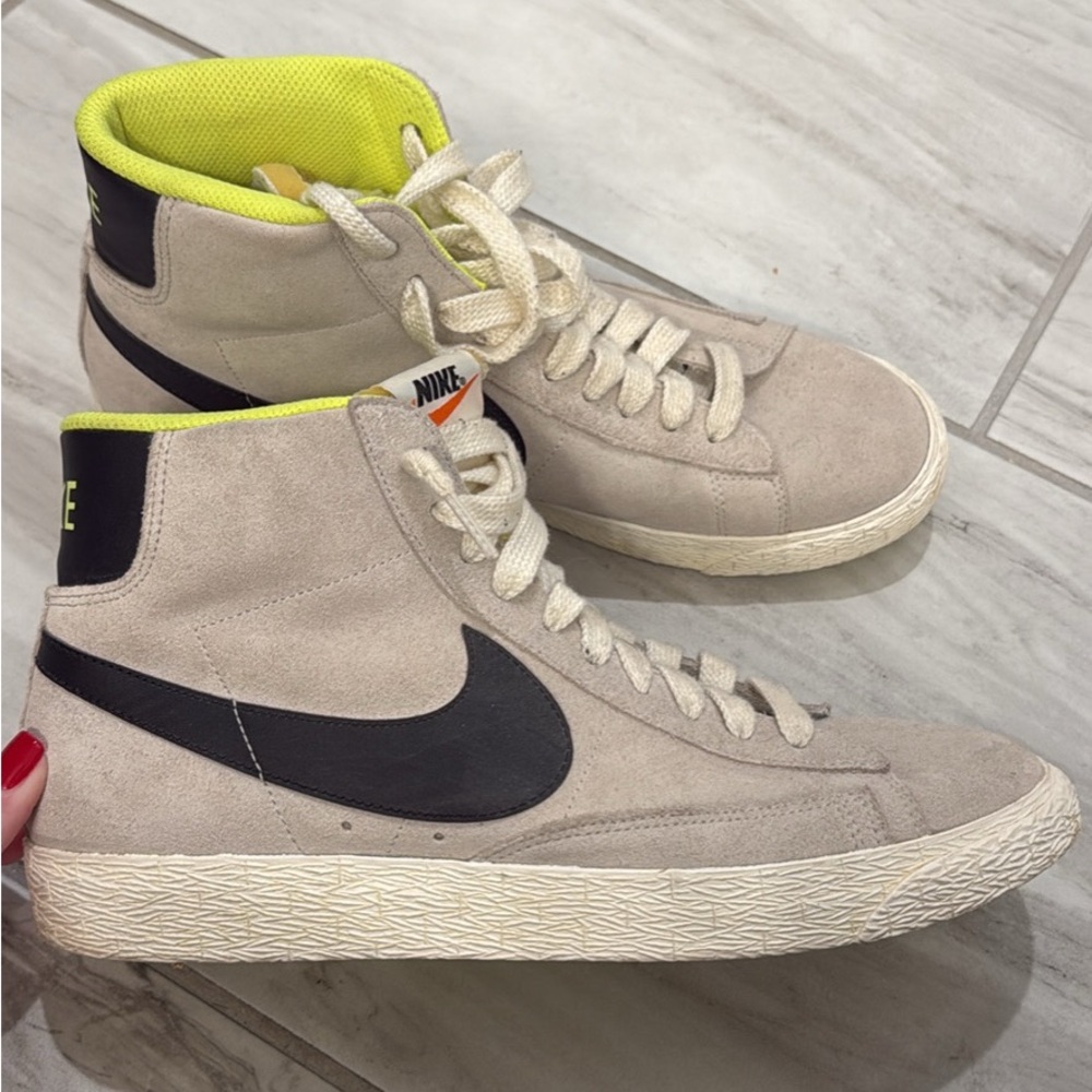 Nike Women’s Grey and Black Sneakers with Yellow Lining